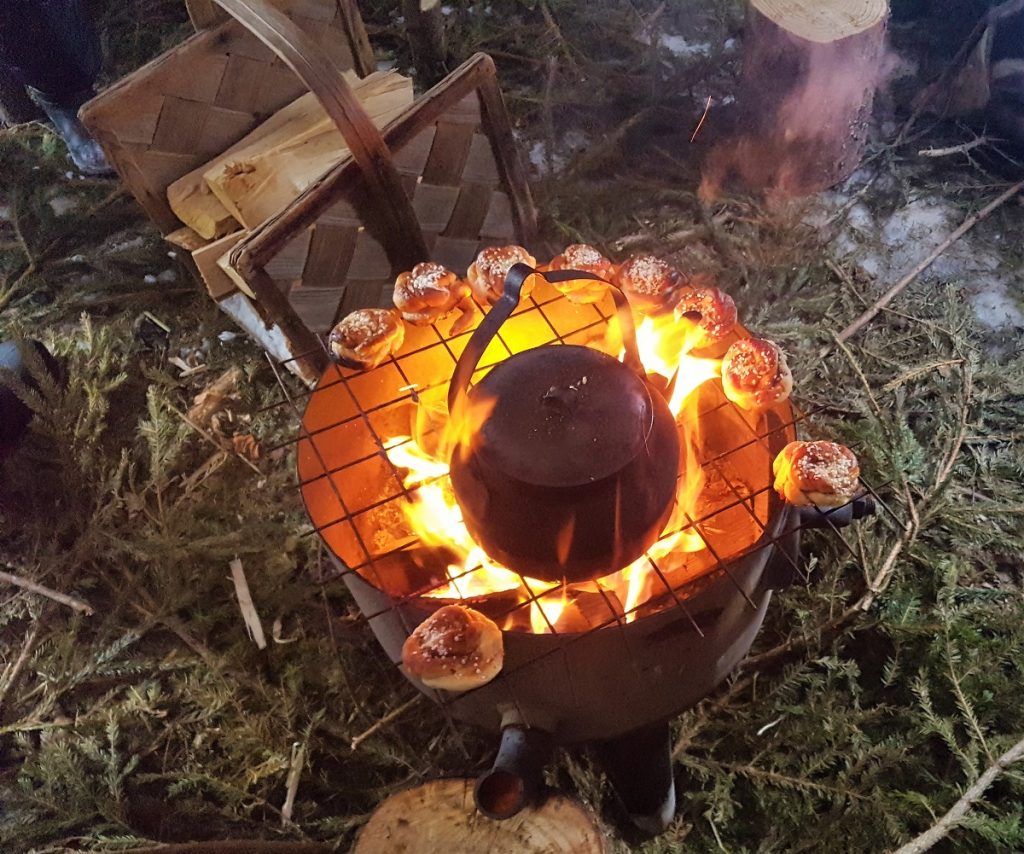 kampvuur met kaneelbroodjes